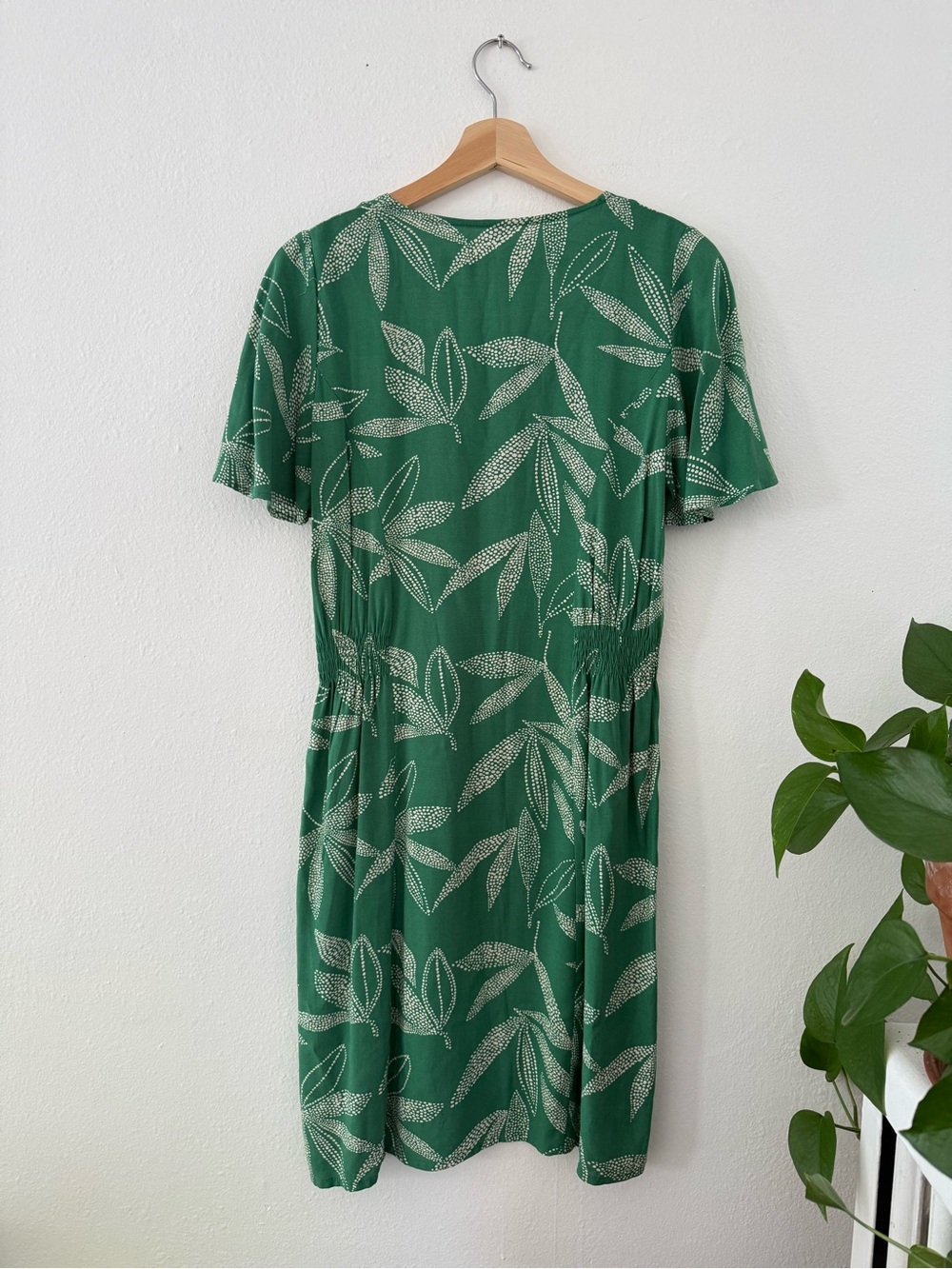 Green Leaf-Print Button-Front Midi Dress with V-Neck - Picture 4 of 4